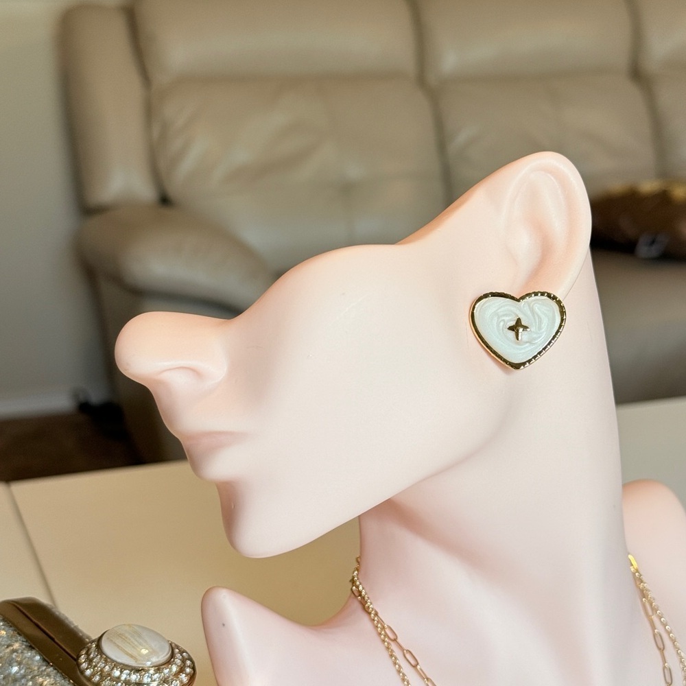 ⚜️ Gold and Cream Heart Earrings - Picture 5 of 9